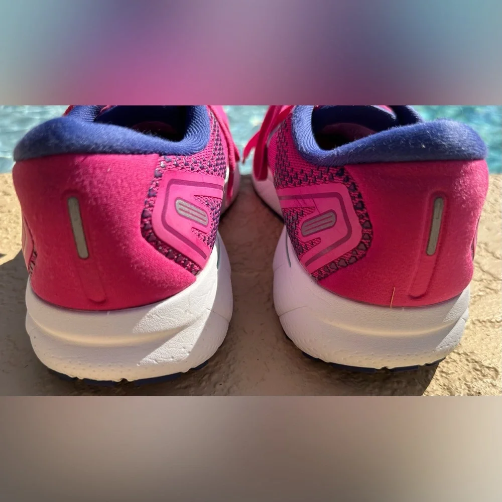 Brooks Ghost 14 Pink Fuchsia Yucca Navy Running Shoes Women’s Size 11.5 CLEAN